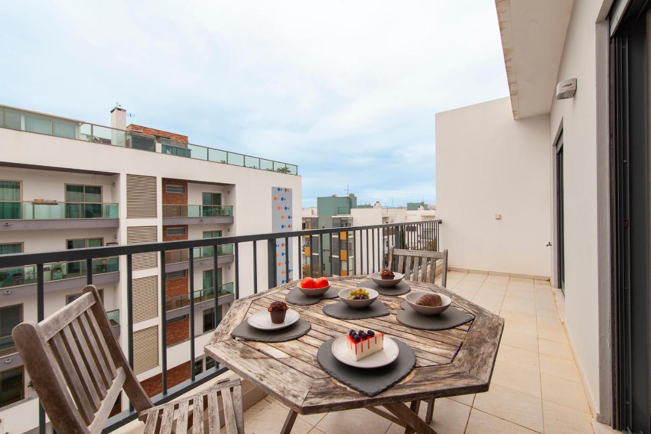 B04 - Luxury 2 bed w Terrace Pool - B&B