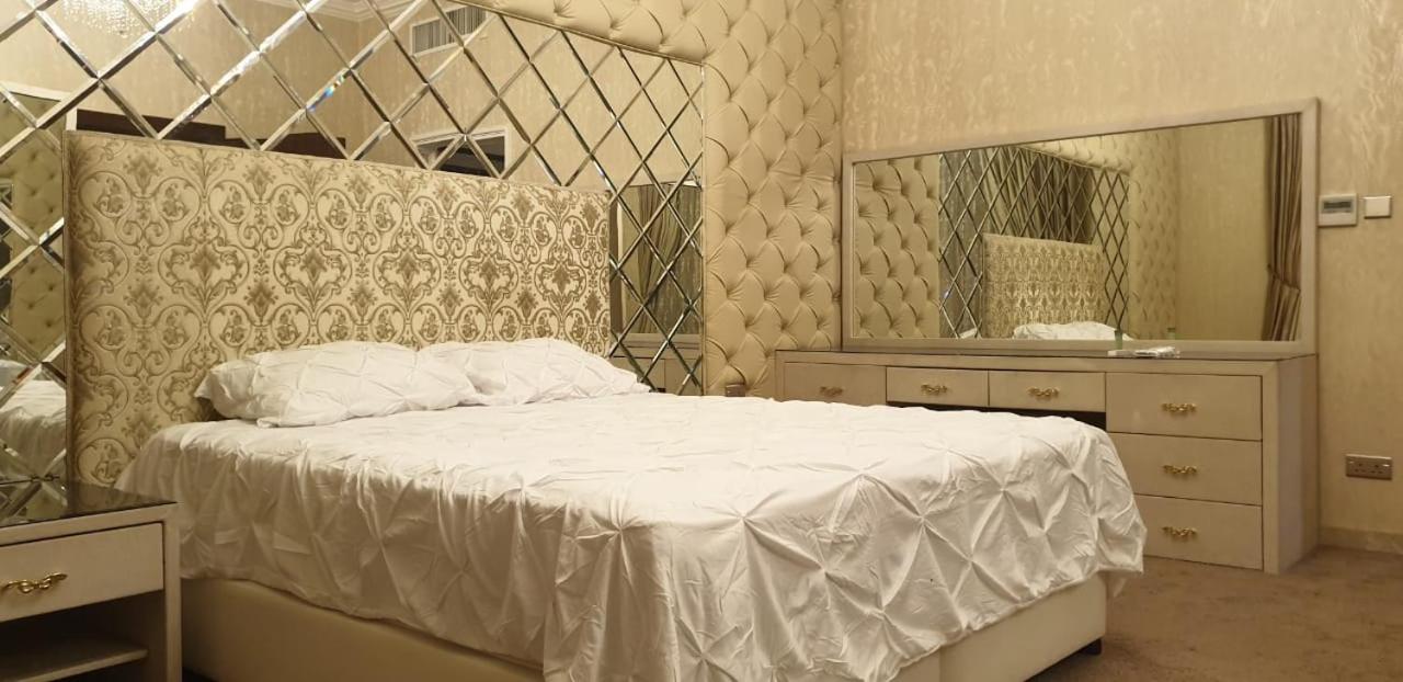 Al Wahda Private Couples Room - Chambres d’hôtes