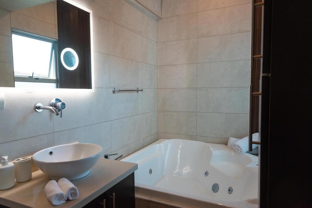 Euroloft Luxury Penthouse with Rooftop Pool and Views - Ferienwohnung San Rafael