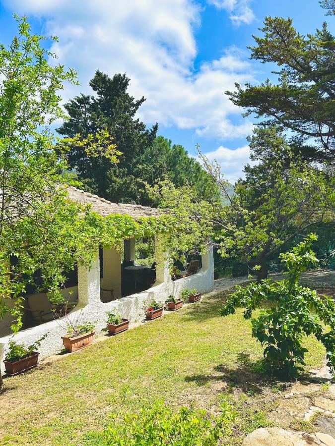 Villa Stella, with garden, five minutes from the beach - Ferienwohnung Torre delle Stelle