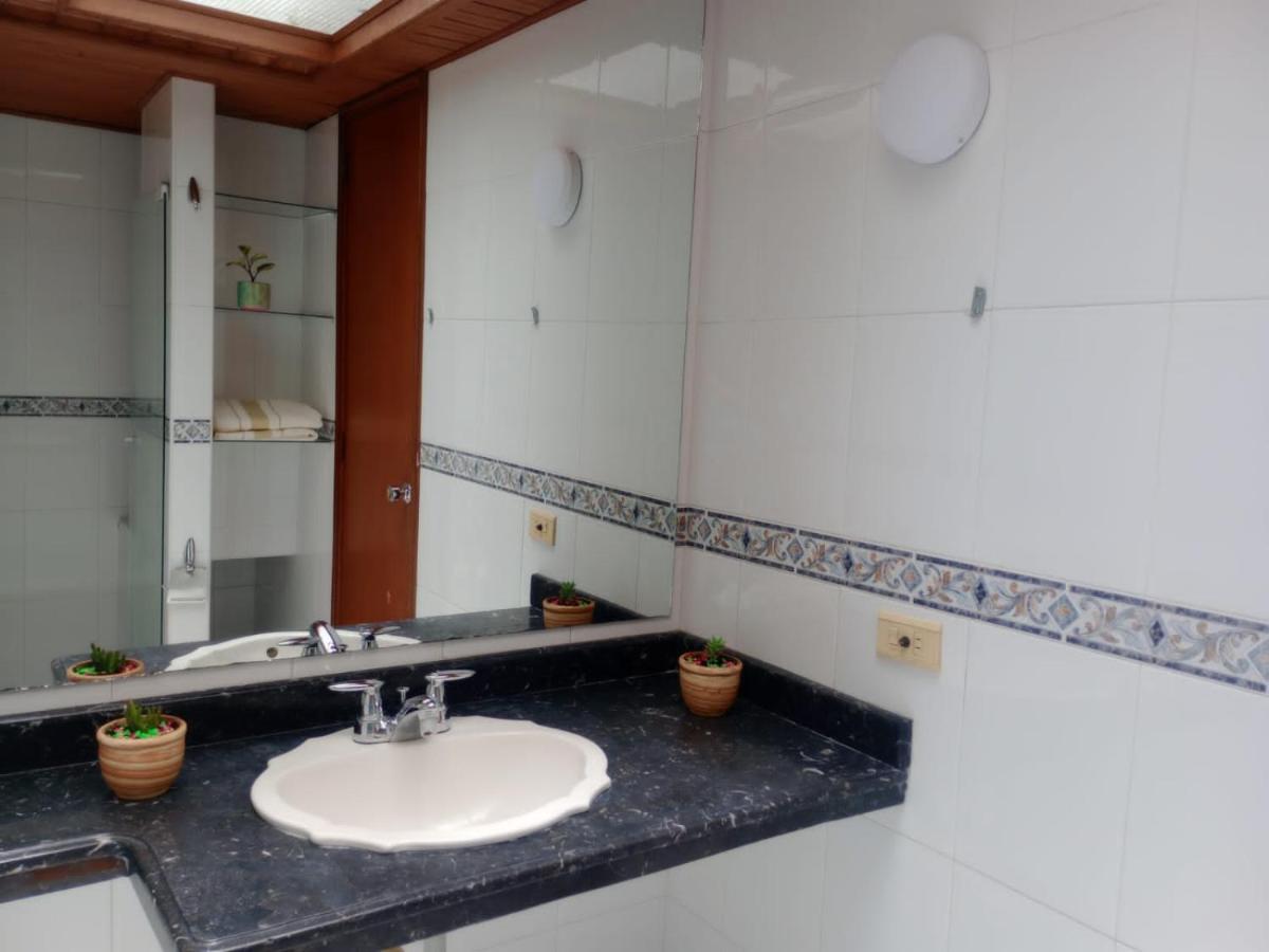 Tweepersoonskamer met Gedeelde Badkamer