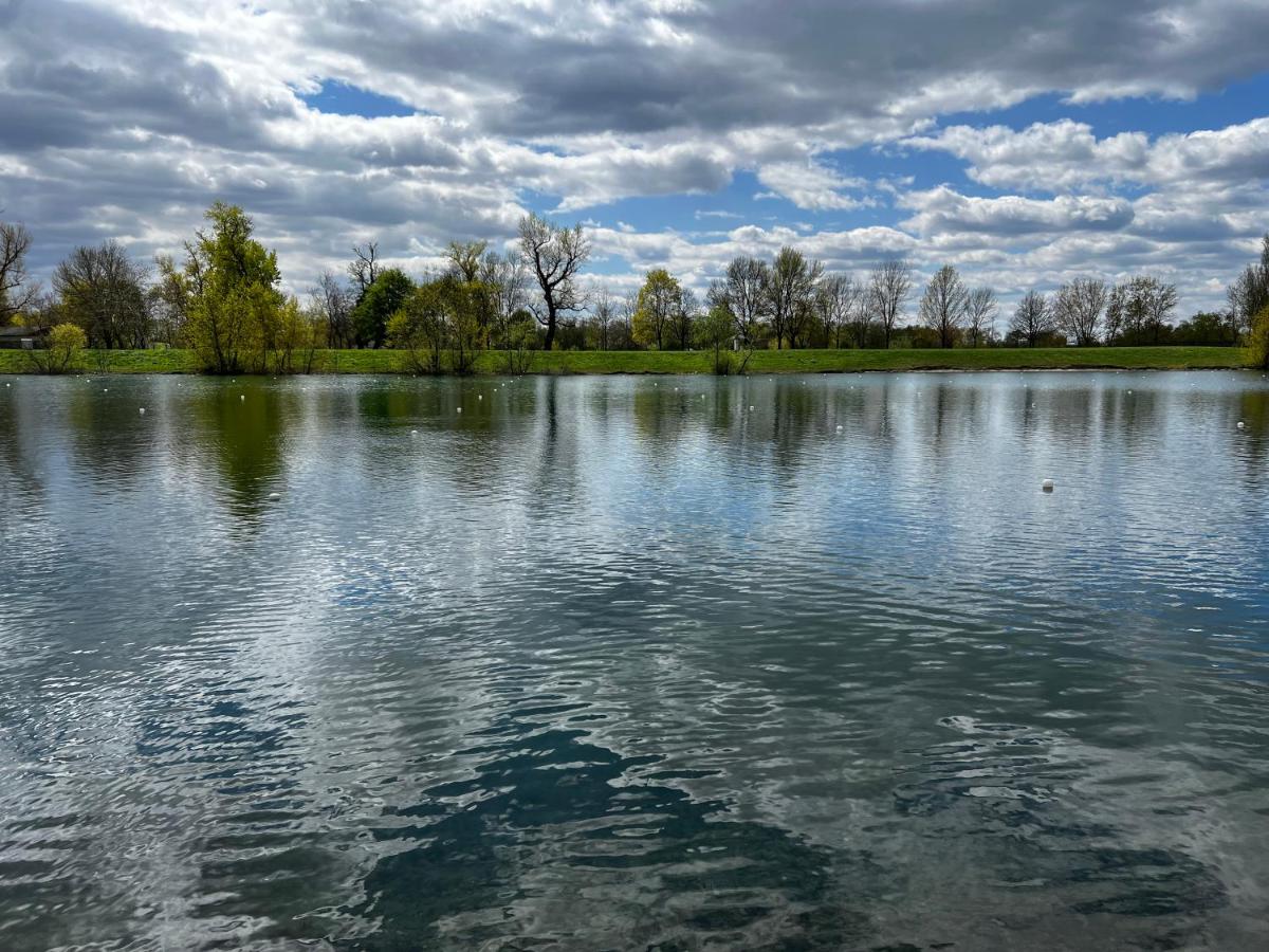 Jarun Sunset Studio - Bed and Breakfast Zagreb