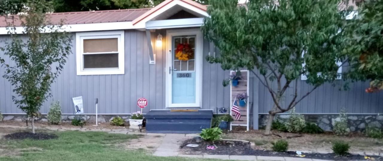 Lakeside cottage w/ 3 bed, 2 bath & spectacular view! - B&B