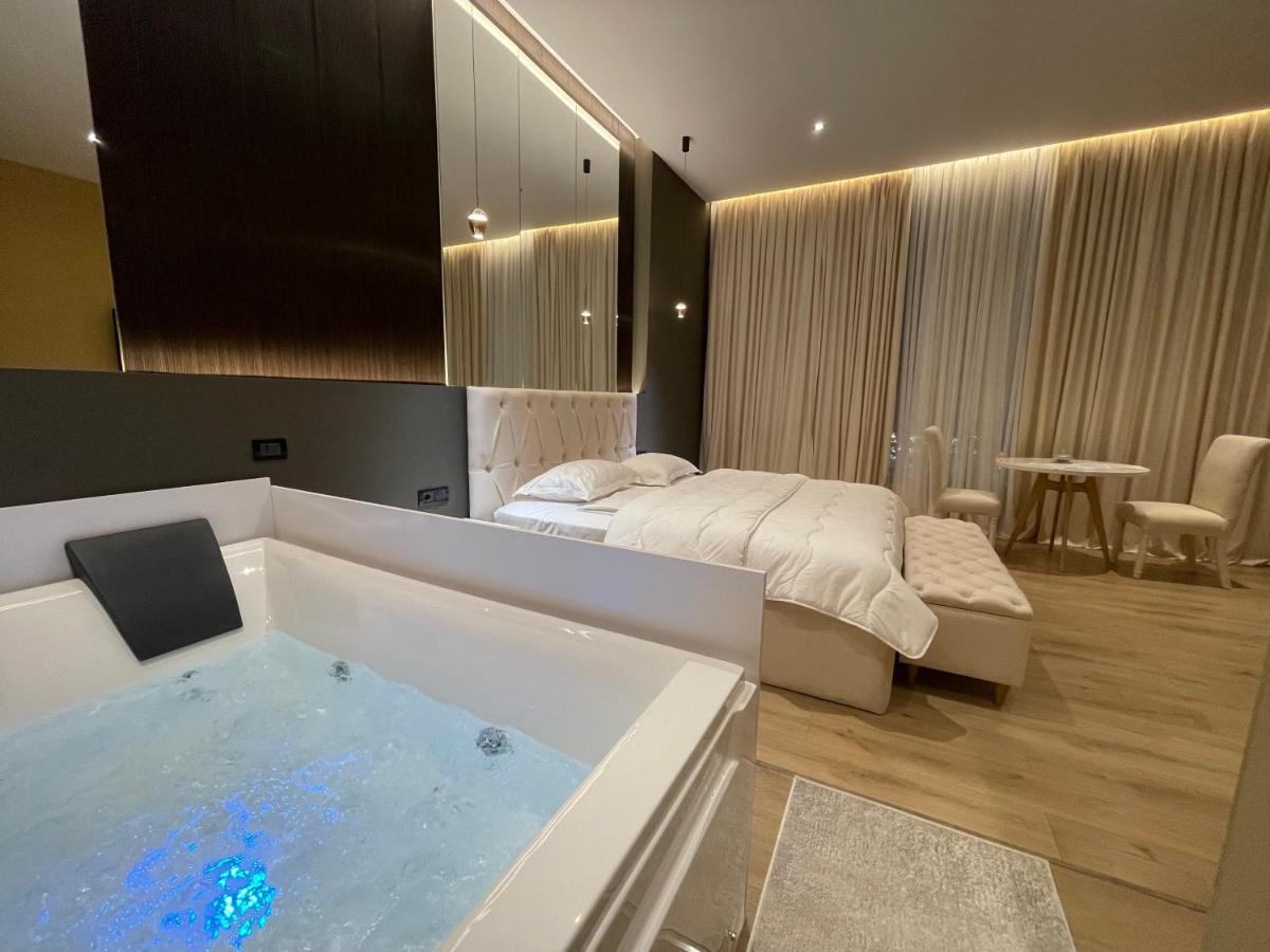 Luxury Jacuzzi Suite- Astir,Tirana - Chambres d’hôtes