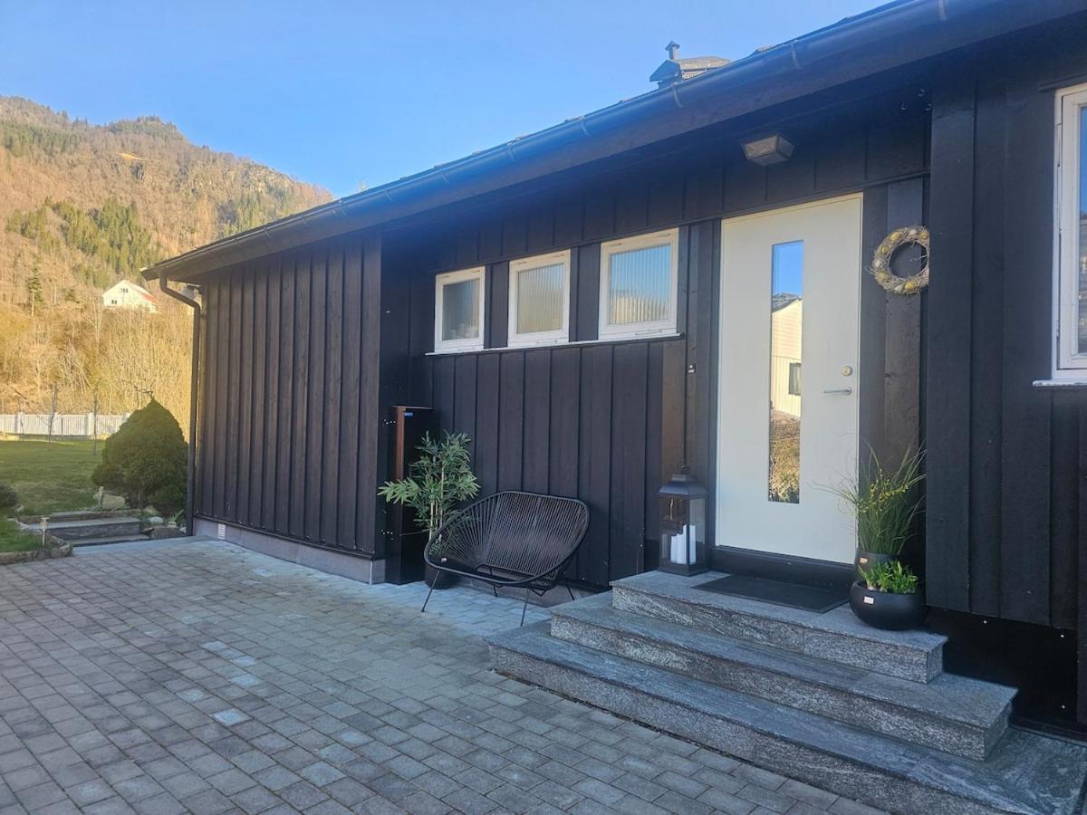Apartamento de 2 dormitorios con terraza y vistas al mar