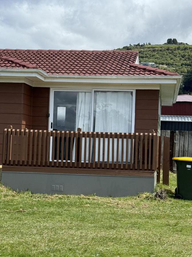 2 Double Beds, 1 Single Bed, 1 Double Sofa Bed in a small 1 bedroom and 1 lounge Studio No Kitchen Only fridge, microwave - B&B Distretto di Rotorua