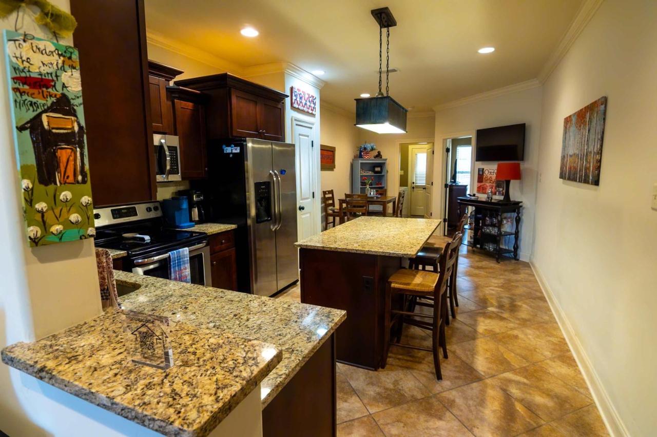 Mins to Ole Miss Private Yard Communal Pool Grill - B&B