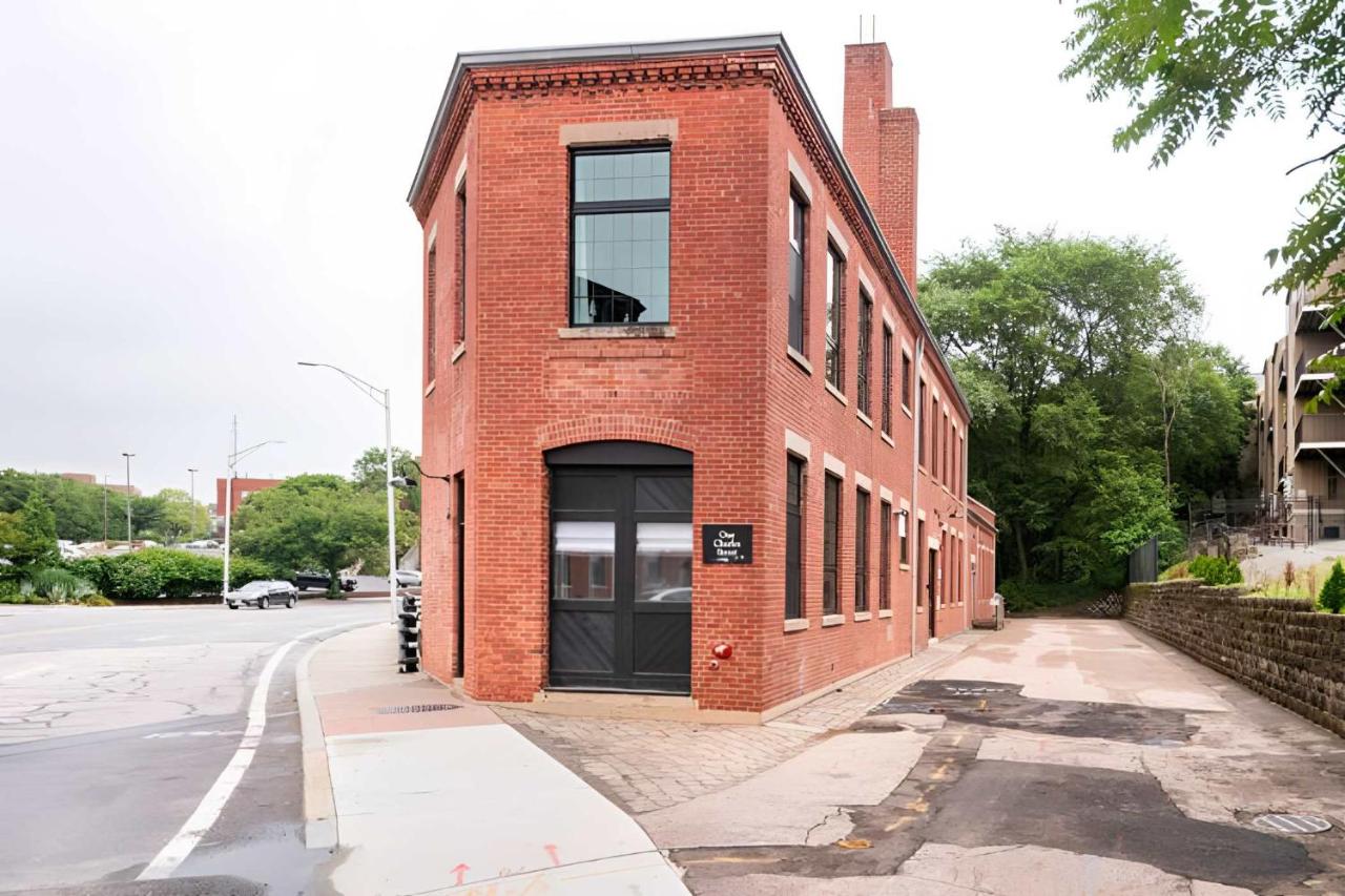 Jennifer's Riverfront Loft Apartment Historic Building - B&B