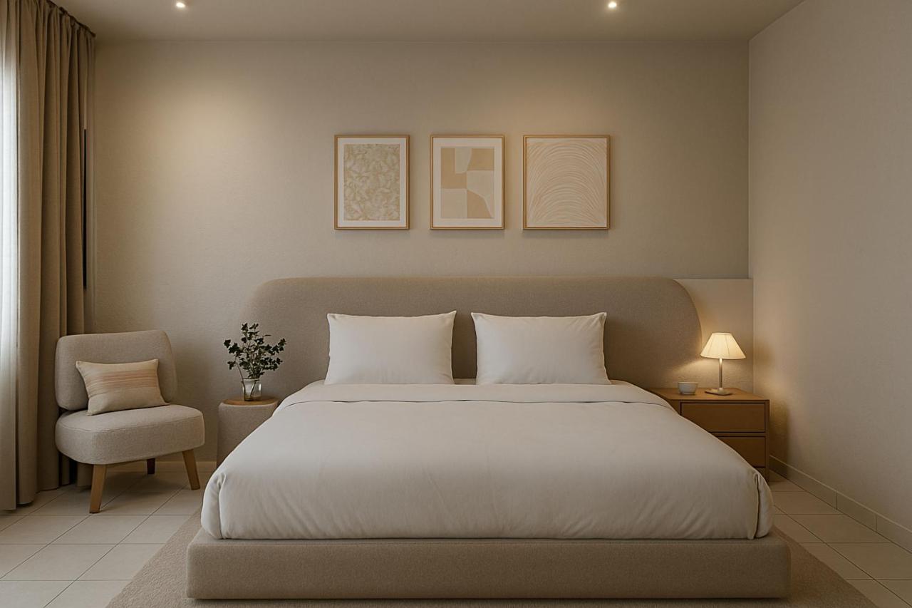 Habitación con cama extragrande y balcón