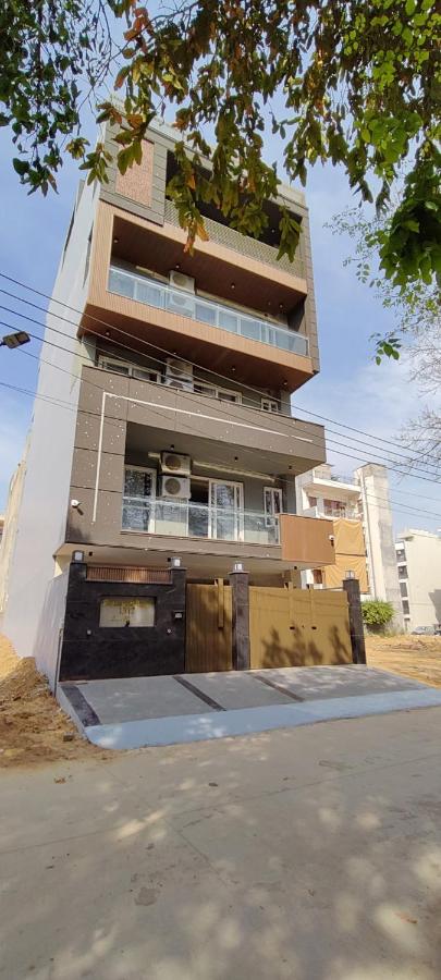 Lime Tree 1BHK Service Apartment Near Fortis Hospital Gurgaon - B&B