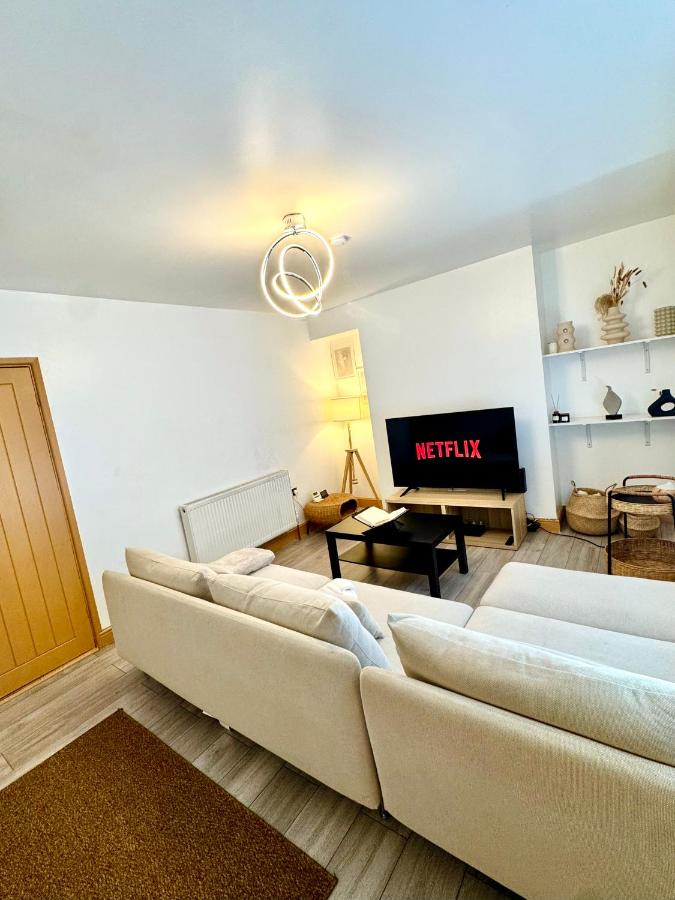 Contractor Haven- 3BDR Crew House, Free Parking, Fast WiFi & Private Garden - Chambres d’hôtes