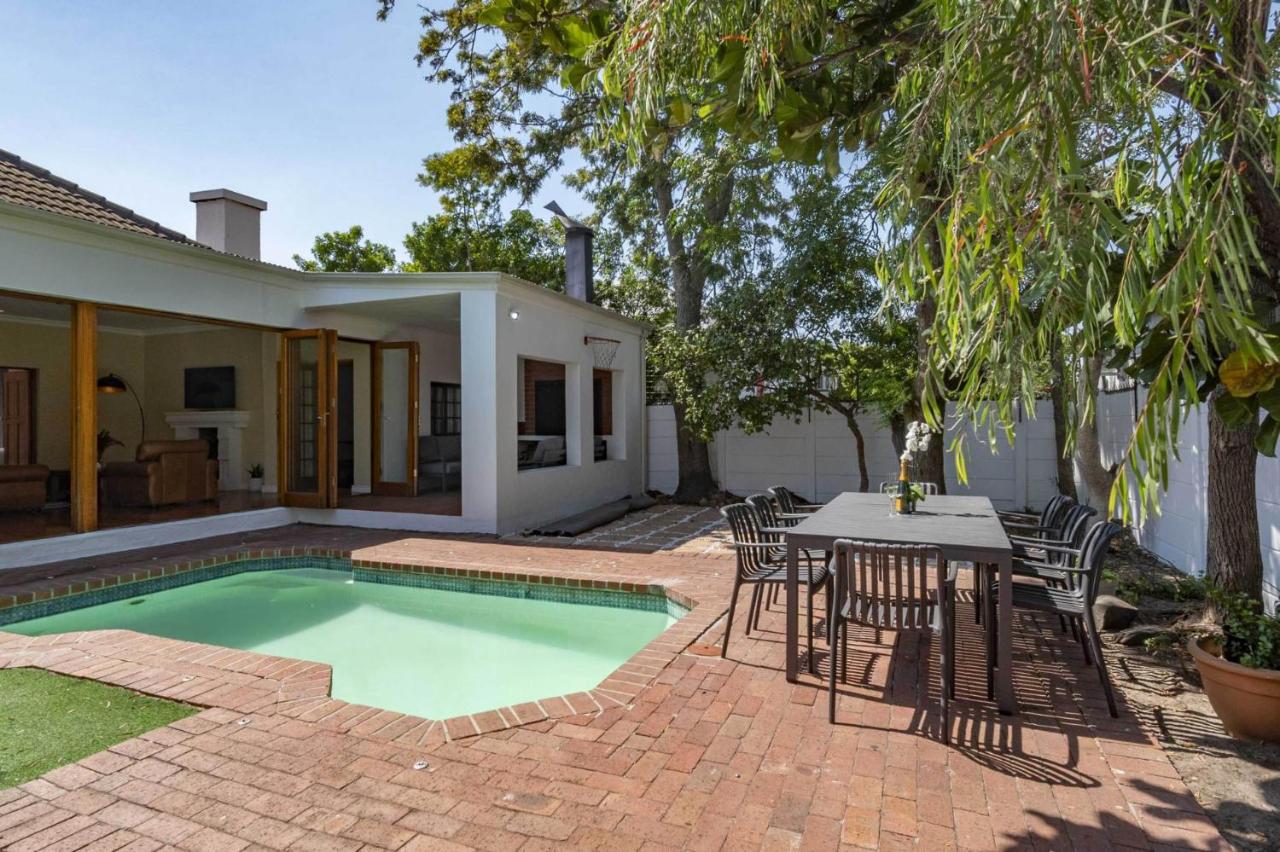Spacious Claremont Home with Pool Fireplace - B&B Cape Town
