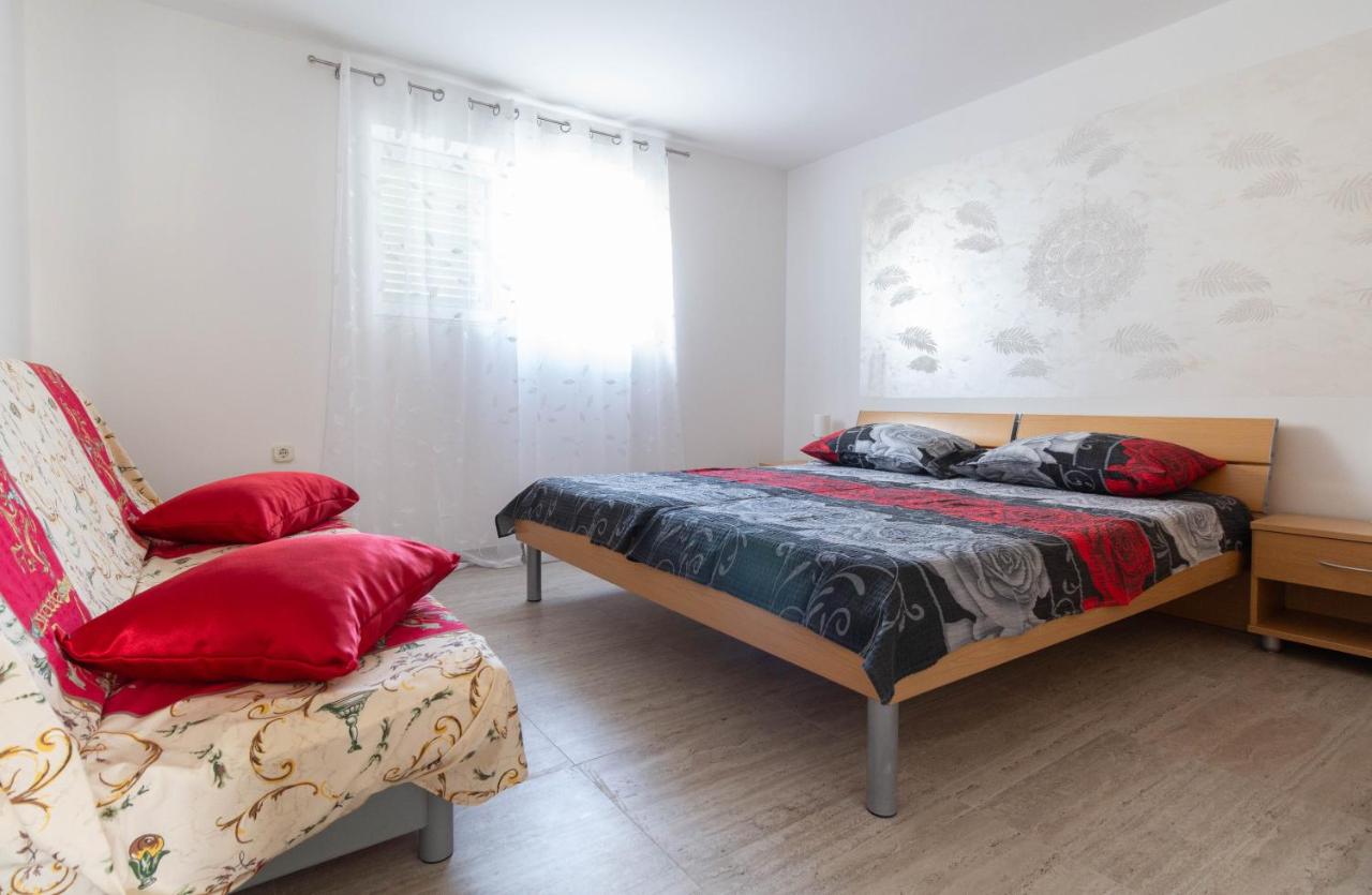 Apartments Libertas near Queen Beach- By TA Leut Agency - Chambres d'hôtes Privlaka