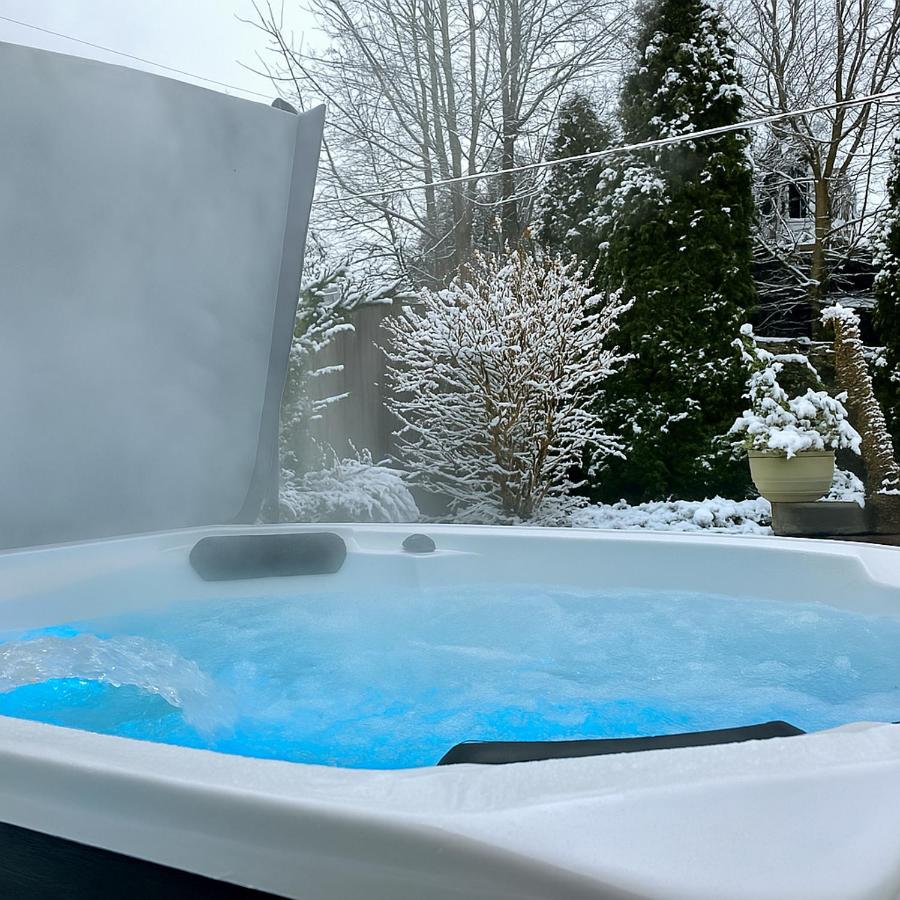 Entire house with Four Bedrooms, Hot Tub, BBQ, Private Backyard, FREE WiFi and Parking, near Seattle, EV - Chambres d'hôtes Lynnwood