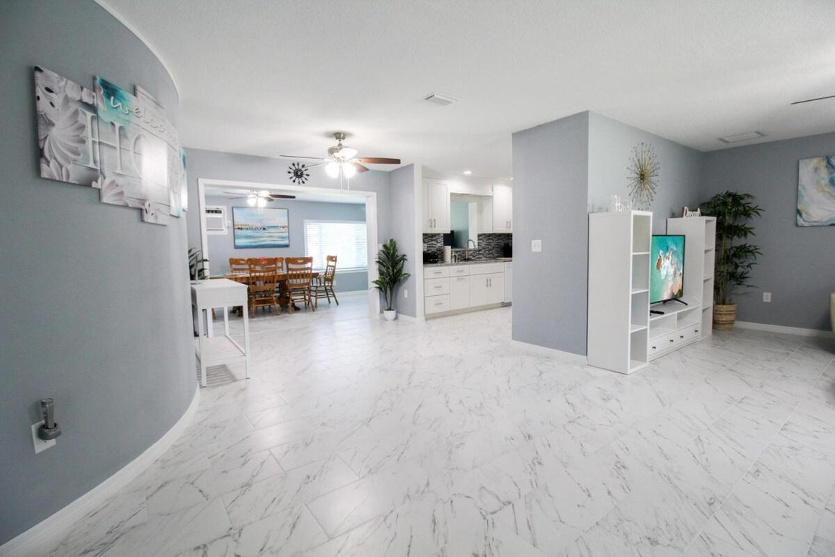 Gorgeous 3 BR home minutes from Siesta Key - Edgewater Bungalow - Ferienwohnung Sarasota