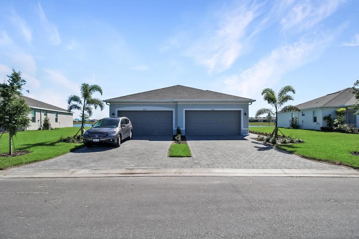 Stylish lakefront villa with all of the amenities - Near Beaches - Hibiscus Haven - Chambres d'hôtes Englewood