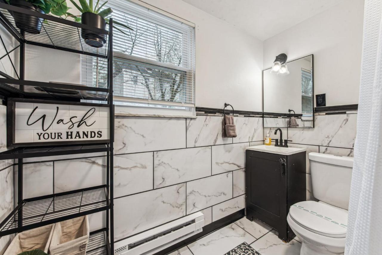 Modern Family Friendly Home 3 Bedroom Great Location - Chambres d’hôtes Pittsburgh