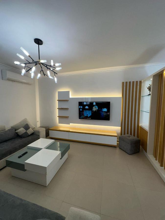 Elby Apartment ,Airport pick up drop off - B&B