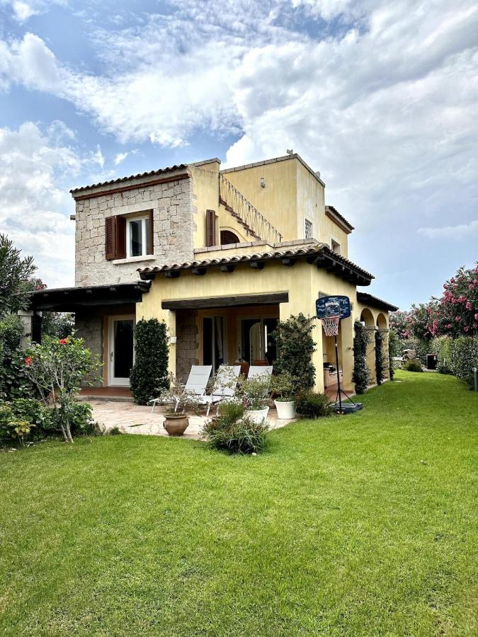 Villa with Pool overlooking Tavolara - Porto San Paolo - B&B Porto San Paolo