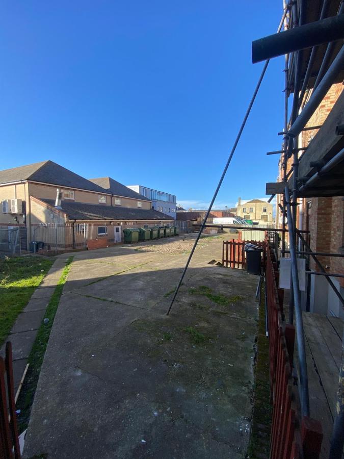 One Bedroom Apartment Near The Beach in Lowestoft by Eason Stays, Ideal For Weekend Getaways & Business Travellers - with Free parking! - B&B