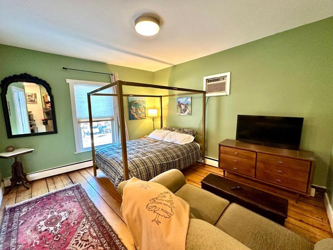 The Downtown Downeast Room - B&B Portland