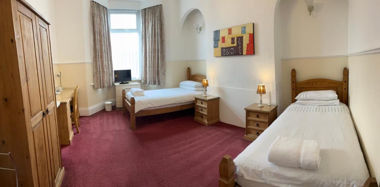 Large Twin Room - Ground Floor