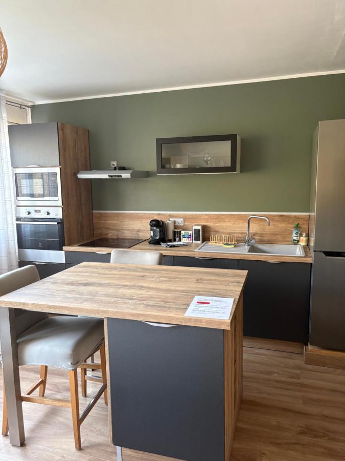 Studio lumineux et élégant - parking gratuit - Bed and Breakfast