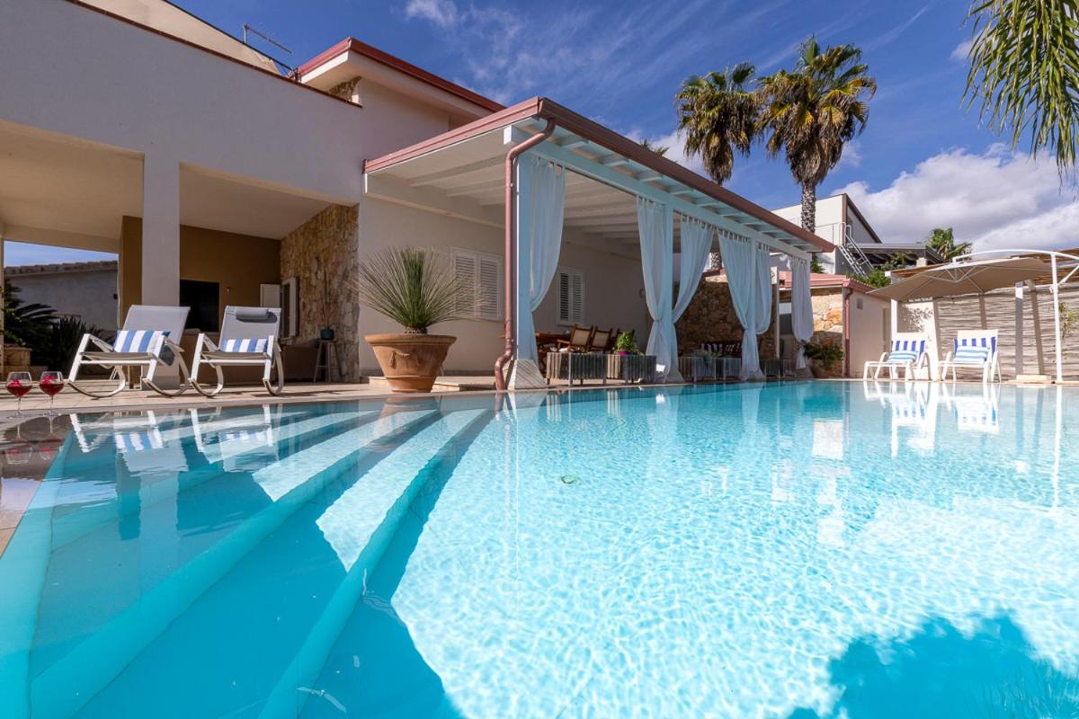 Villa Zamia con piscina - B&B Santa Maria del Focallo