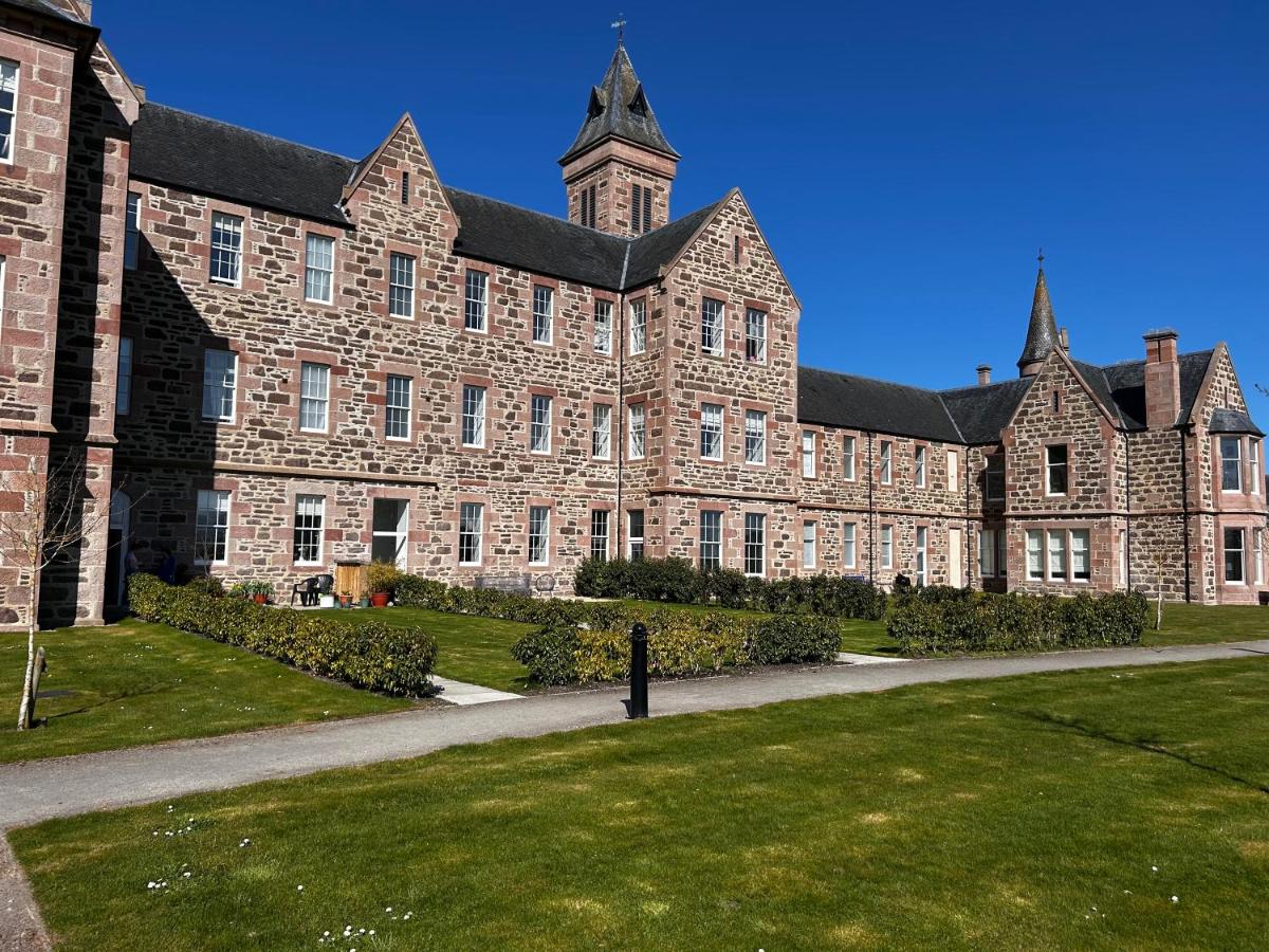 Inverness Great Glen Town House, 5 minute drive from town centre - Bed and Breakfast
