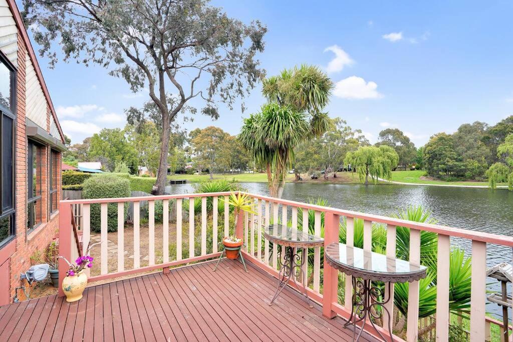 Serene 3BR family Lakeside Retreat in Rowville - Ferienwohnung