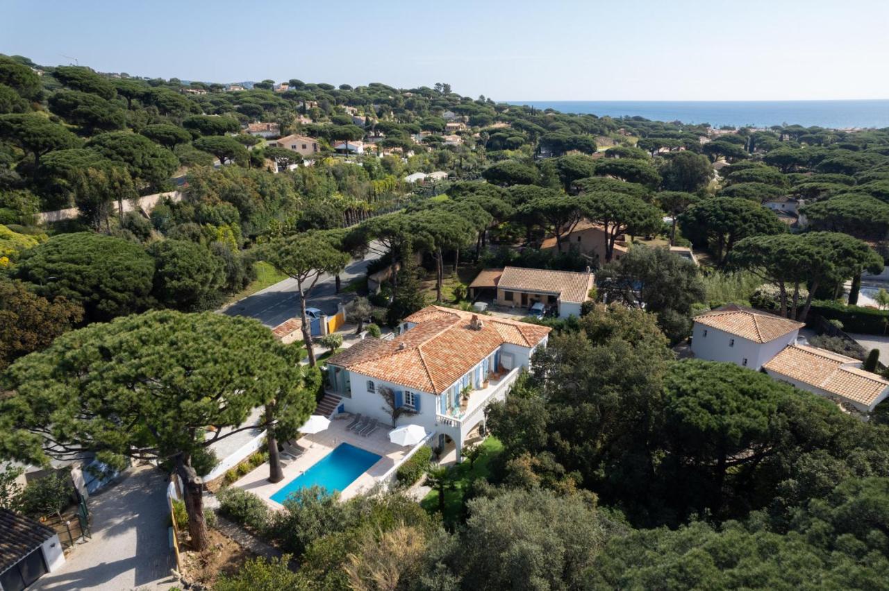 Luxury family villa with large pool, garden & outdoor dining near beach, Domaine l'Oiseau Bleu in Sainte-Maxime - B&B Sainte-Maxime