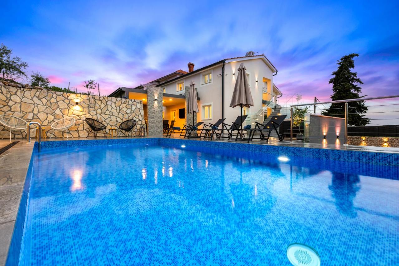 Adri Villa with private heated pool, jacuzzi, sauna & gym - Bed and Breakfast Kras