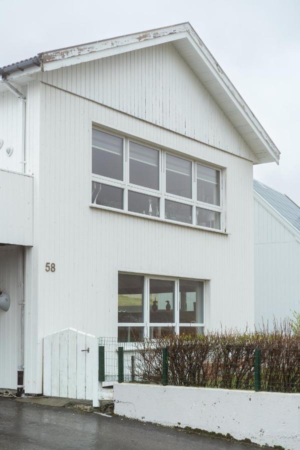Spacious Basement Apartment with Mountain Views - B&B