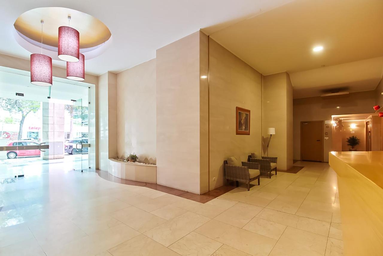 Haven in Lisbon - Exquisite 15th and Top Floor with Elevators, Parking and an incredible View from the 7 meters Balcony to the Longest Waterfront in Lisbon - Chambres d'hôtes Lisbonne