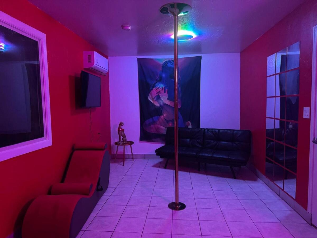 Phoenix Red Room for Couples - B&B Phoenix