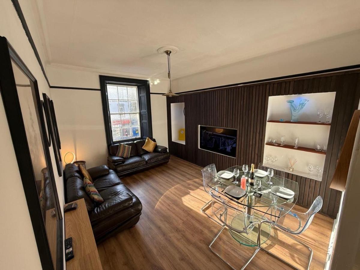 Ayr Town Centre Apartment - 3 Bedrooms - Bed and Breakfast
