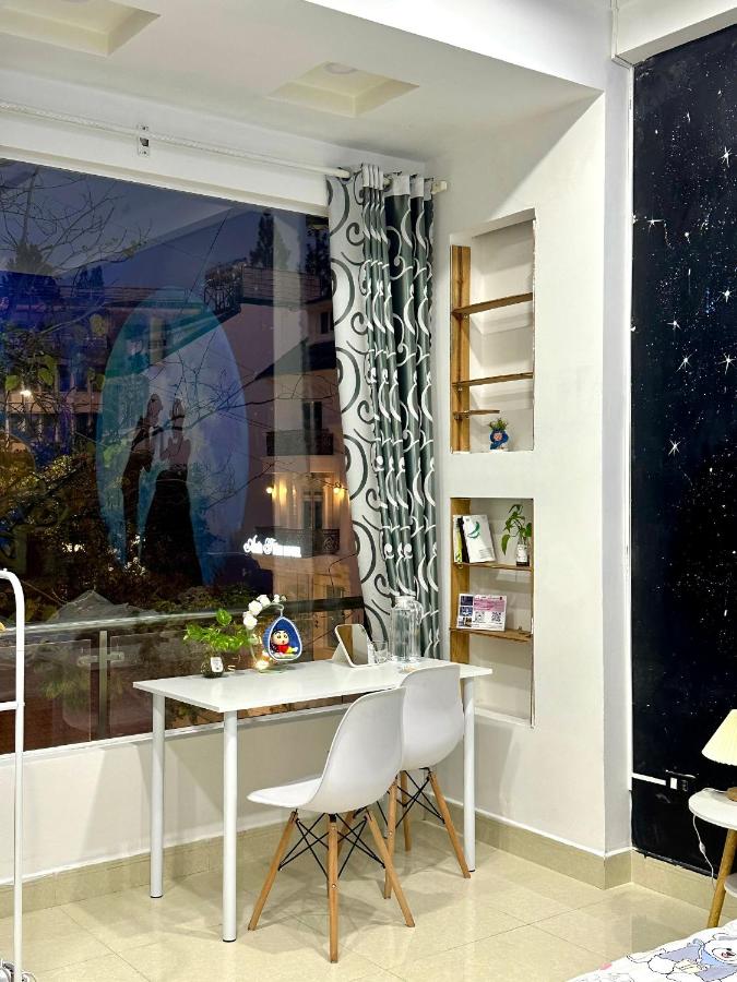 Habitación con cama extragrande y balcón