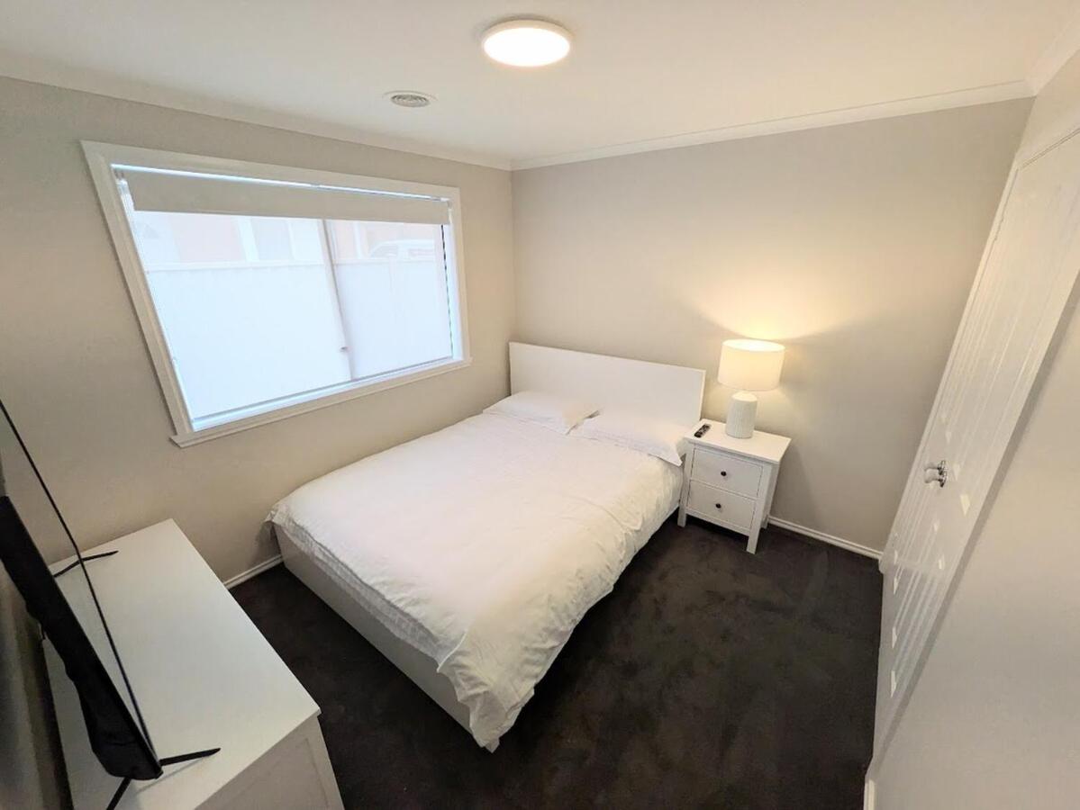 Cozy 4BR Home by Melb Airport, CBD & Watergardens - Ferienwohnung