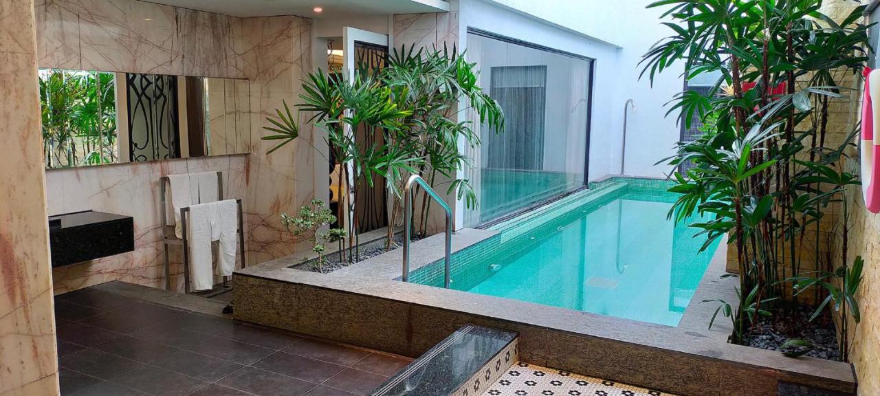 Room E with Private KTV Room, Garage and Private Pool (Check-in after 18:00)