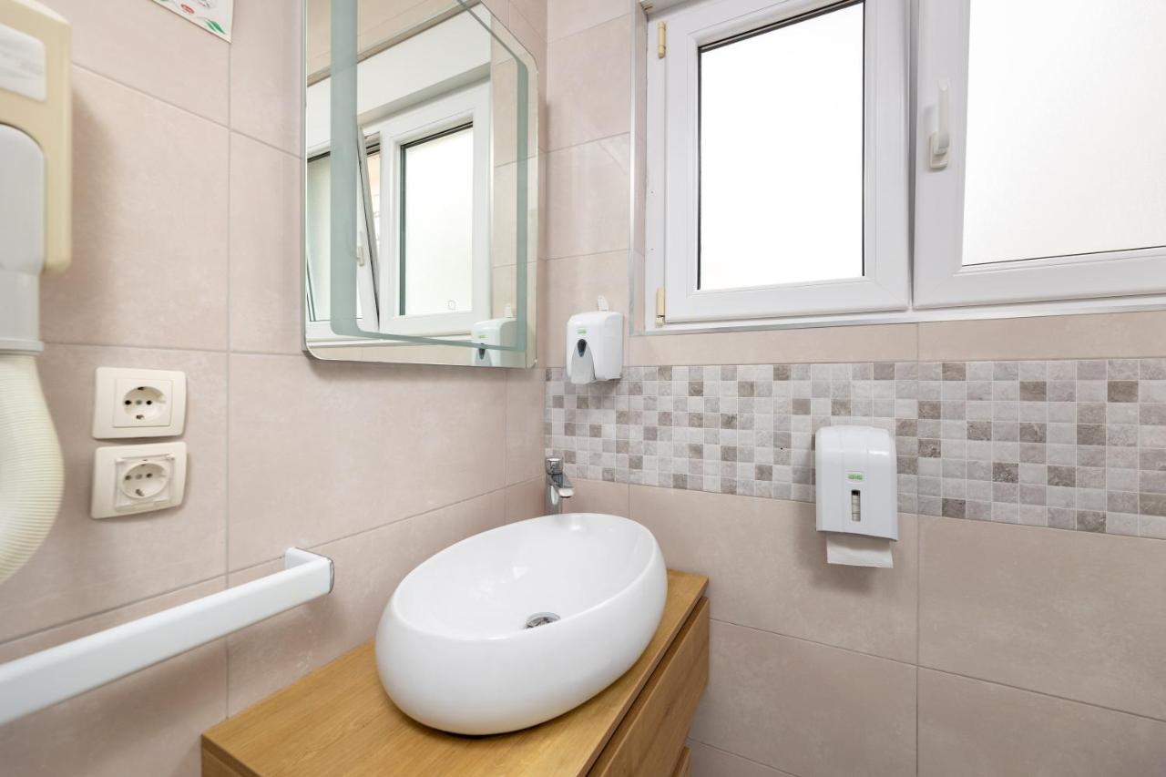 Zweibettzimmer mit Balkon und Meerblick