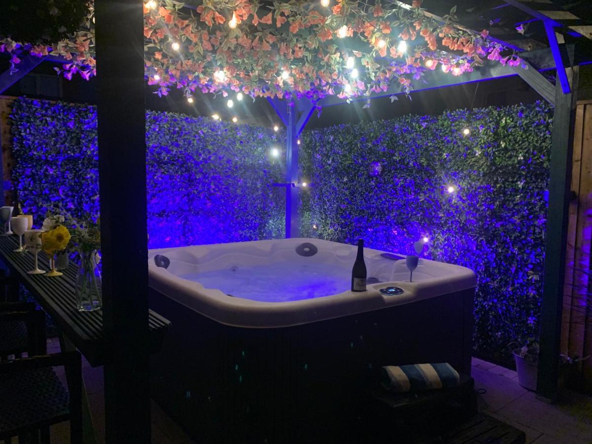 Tower Suites - HOT TUB sleeps 14 - B&B
