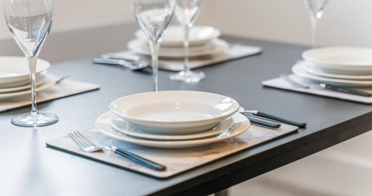 Prime Town Centre Location I Gold St D-Lux 2BR Apartment with Modern Amenities, Walk to Train, Bus Stations, Shops & Cafés I Leisure and Business Stays Welcome - B&B