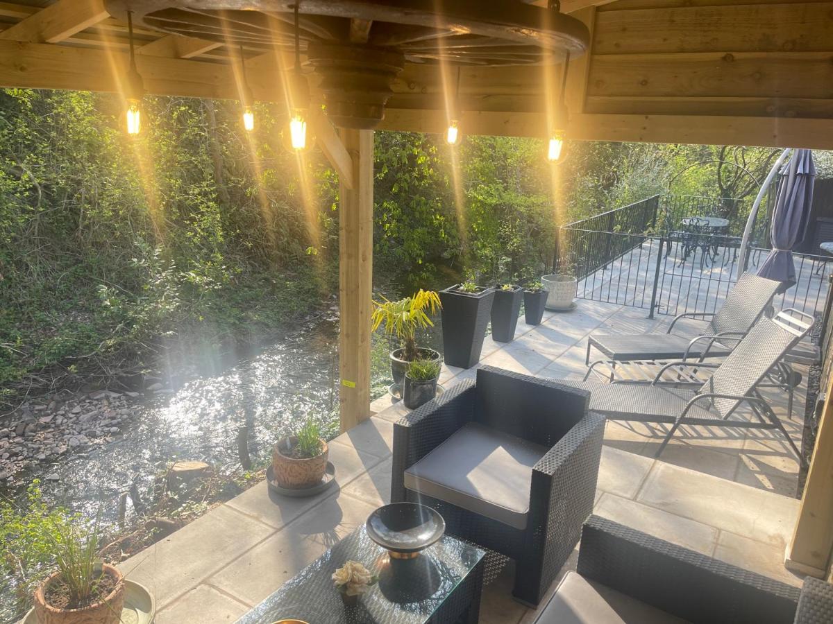 Riverside 2 Bedroom Townhouse with Car Charger - B&B Abergavenny