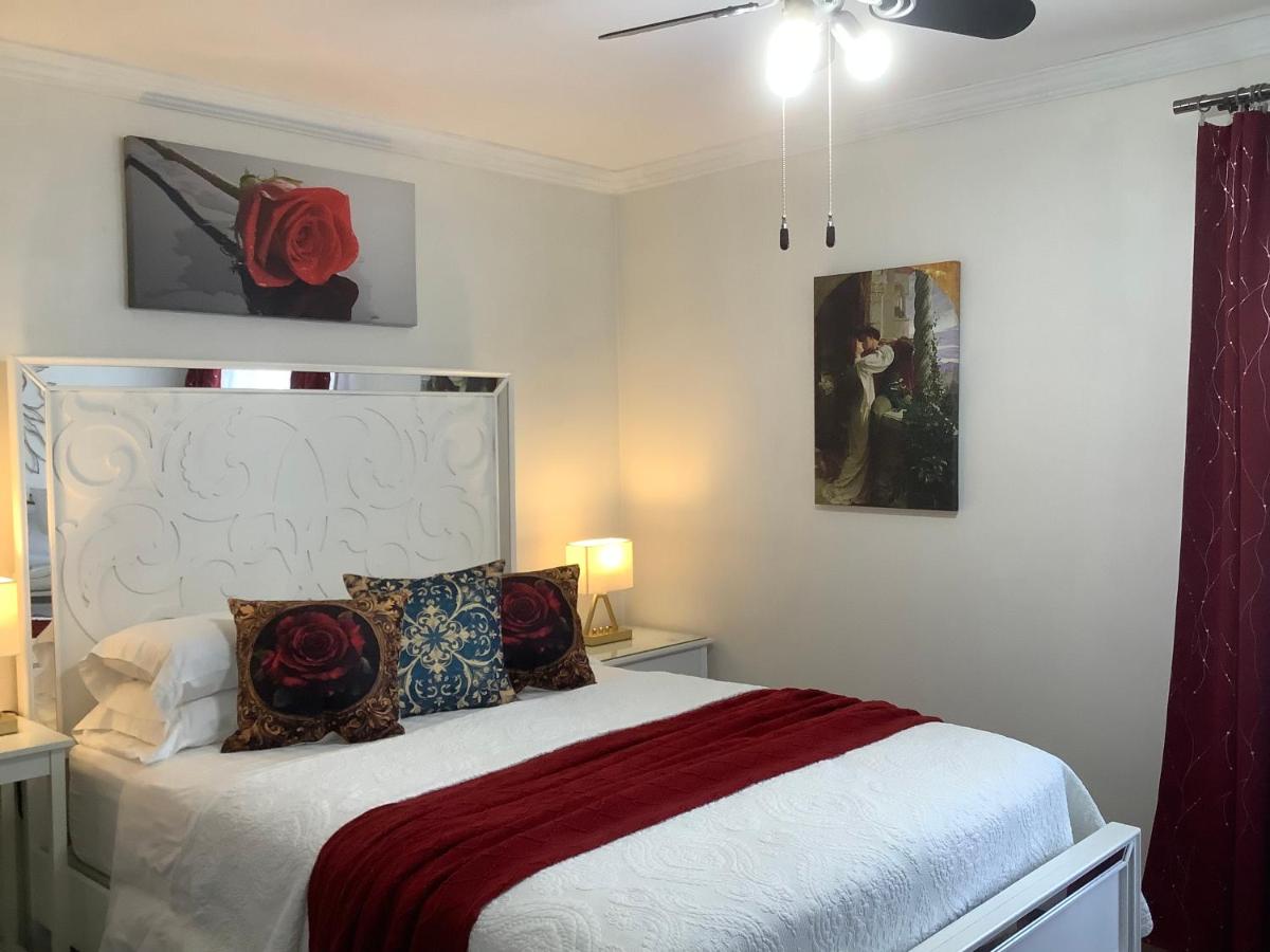 Zimmer mit Queensize-Bett und Balkon