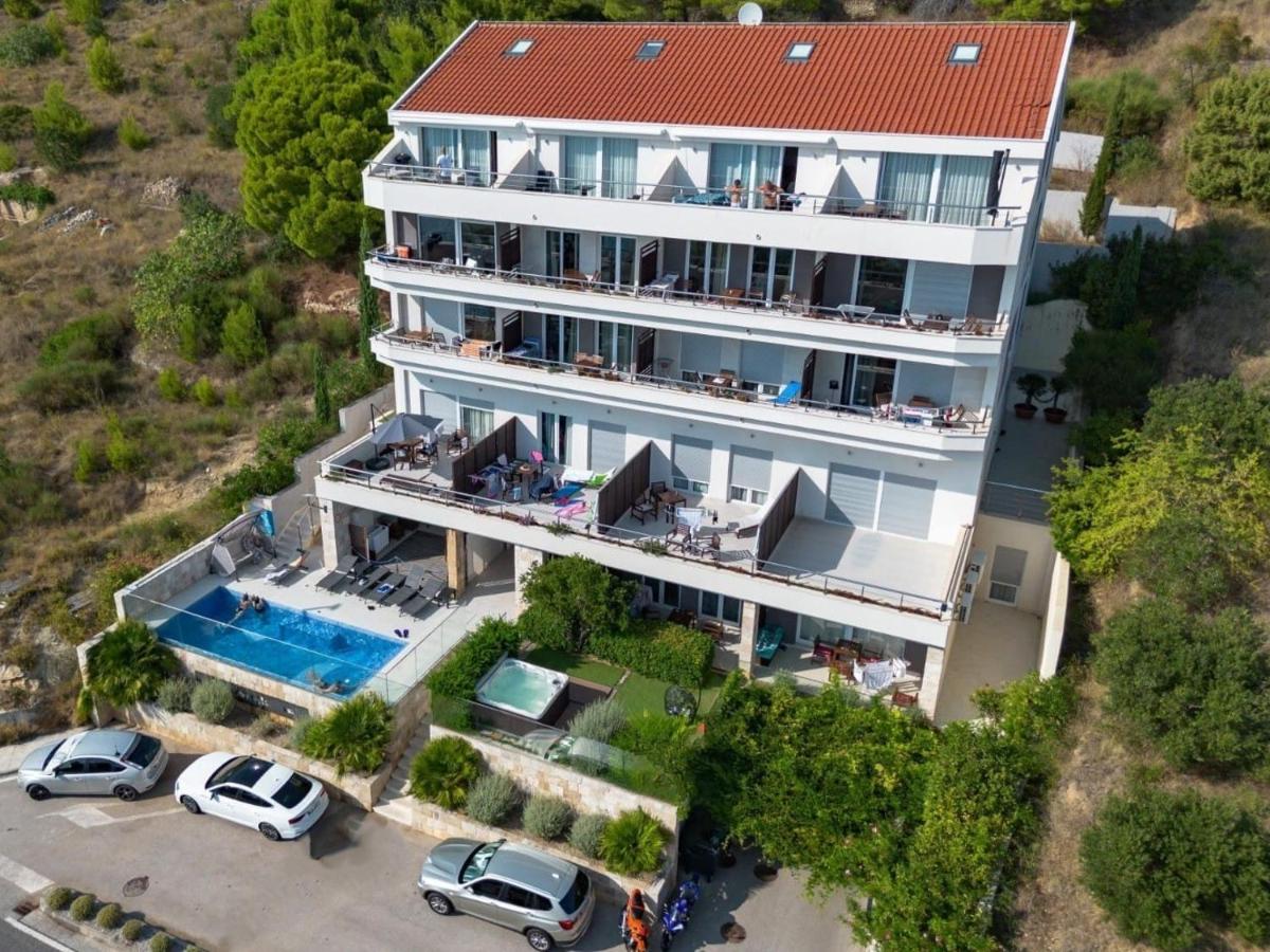 Villa Jolara With Heated Pool - Deluxe Apartments 4 & 19 - B&B