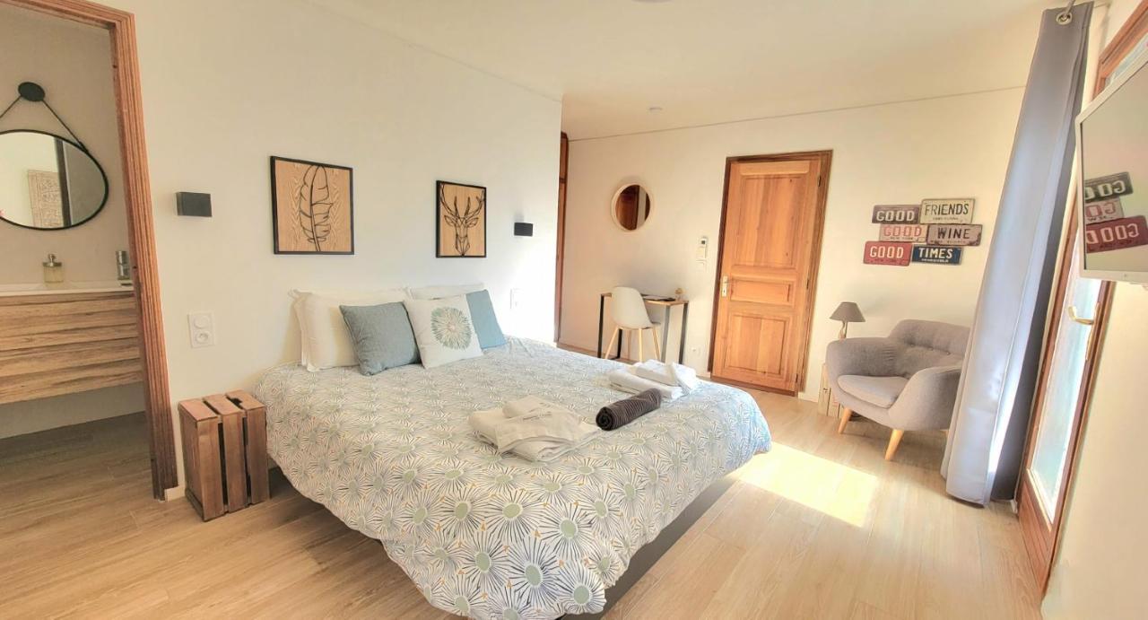 Zimmer mit Queensize-Bett und Gartenblick