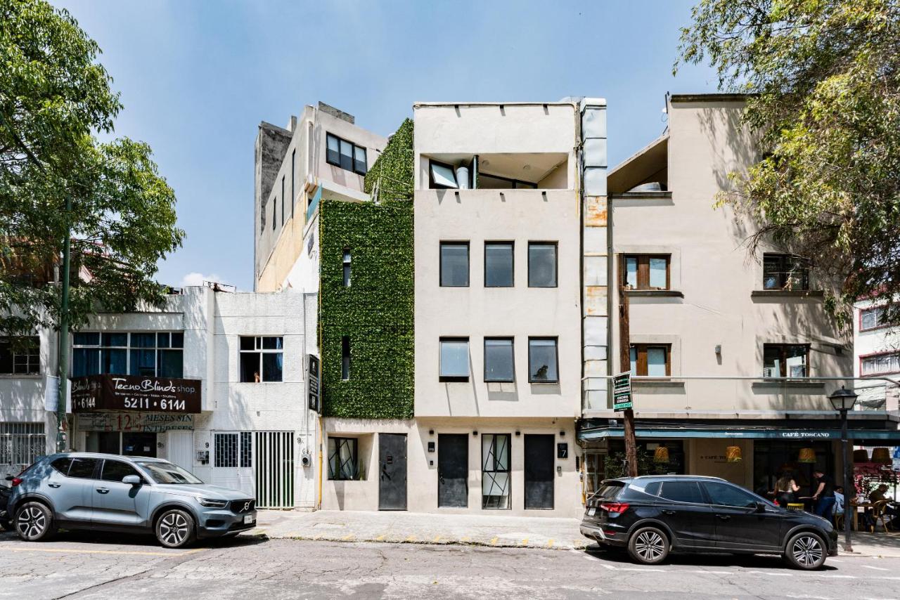 Tiny desk by VH - B&B Mexico City