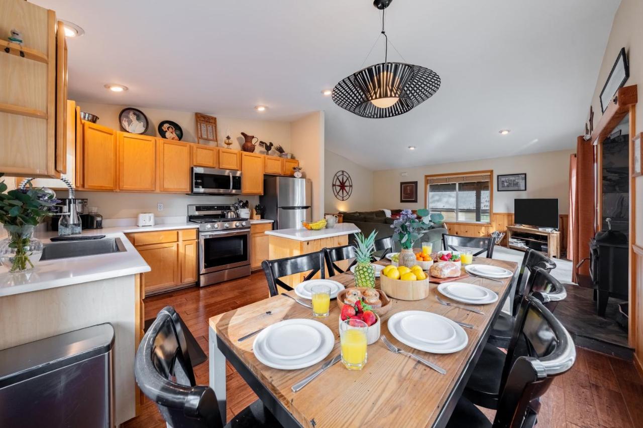 Stylish Truckee Retreat Deck Near Lake Skiing Moraine by AvantStay - B&B