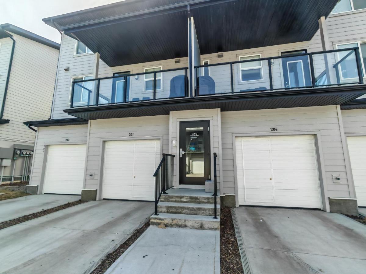 Home Stay - 1Bed with attached Private Bath - 5 min to Airport YYC - Chambres d'hôtes Calgary
