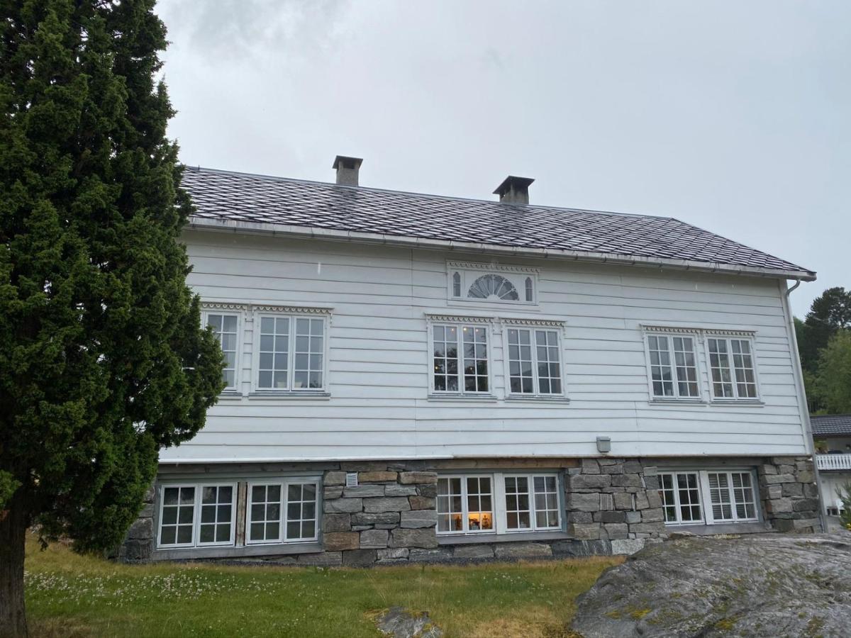 Stort hus med tømmervegger og fjordutsikt - B&B